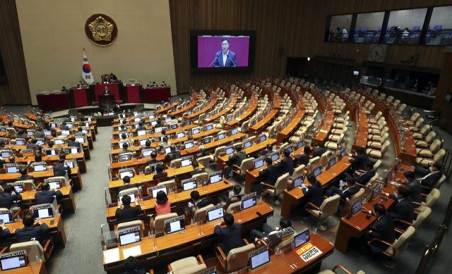 29일 국회에서 열린 본회의에서 더불어민주당 위성곤 의원의 의사진행 발언이 이어지고 있는 가운데 여당 의원석이 박진 외교부 장관 해임건의안 상정에 항의하며 퇴장한 의원들로 인해 텅 비어 있다. 연합뉴스