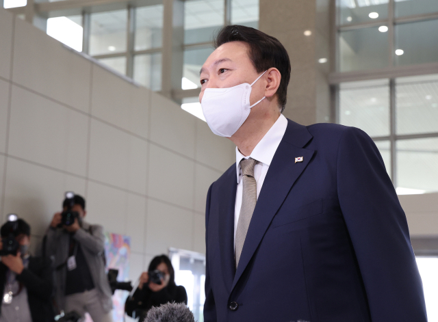 윤석열 대통령이 29일 오전 서울 용산 대통령실 청사로 출근, 기자들과 질의응답을 하고 있다. 연합뉴스