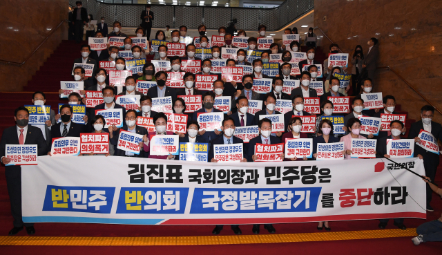 국민의힘 의원들이 28일 오후 국회 본관 계단에서 박진 외교부 장관 해임안에 항의하는 피켓 시위를 벌이고 있다. 연합뉴스