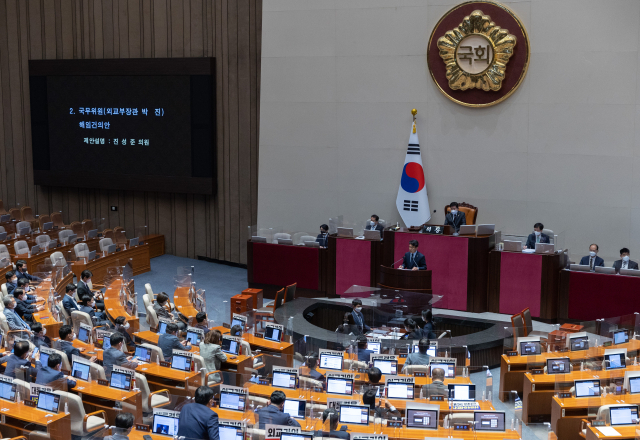 더불어민주당 진성준 원내수석부대표가 29일 오후 서울 여의도 국회에서 열린 본회의에서 박진 외교부 장관 해임건의안에 대해 제안설명을 하고 있다. 연합뉴스