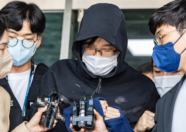 29일 오후 서울 관악구 관악경찰서에서 자신이 거주하던 고시원의 주인인 70대 여성을 살해한 혐의를 받는 A씨가 서울중앙지법에서 열린 구속 전 피의자 심문(영장실질심사)을 받기 위해 경찰서를 빠져나오다 취재진의 질문을 받고 있다. 연합뉴스