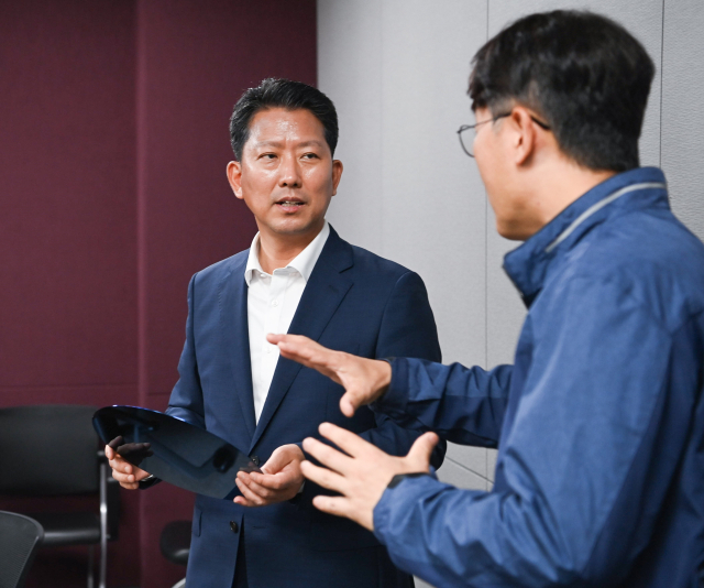 김장호(왼쪽) 구미시장이 구미국가산업단지 내 SK실트론을 찾아 반도체 웨이퍼에 대해 설명을 듣고 있다. 구미시 제공