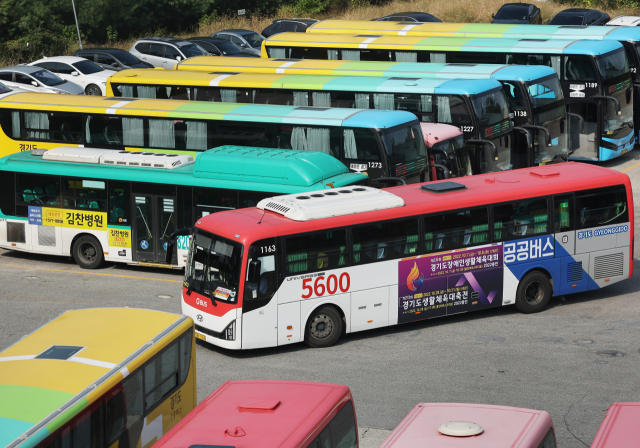 경기도 전체 노선버스의 90% 이상이 속한 경기도버스노동조합협의회(이하 노조협의회) 총파업을 하루 앞둔 29일 오후 경기도 용인시의 한 버스 차고지 모습. 연합뉴스