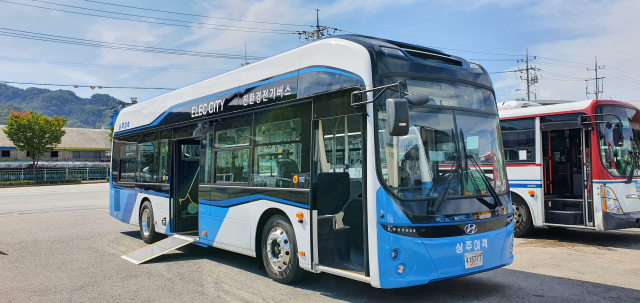 지난 29일 (주)상주여객에 대기하고 있는 상주 첫 전기 시내버스. 상주시 제공