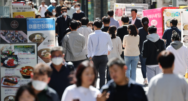 9월 산업생산은 0.4% 감소한 반면, 소비는 4.3% 증가했다. 지난 27일 명동 거리 모습. 연합뉴스