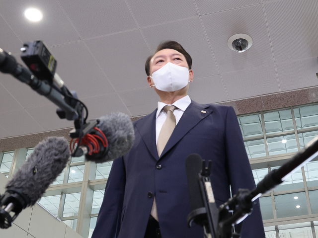 윤석열 대통령이 29일 오전 서울 용산 대통령실 청사로 출근, 기자들과 질의응답을 하고 있다. 연합뉴스