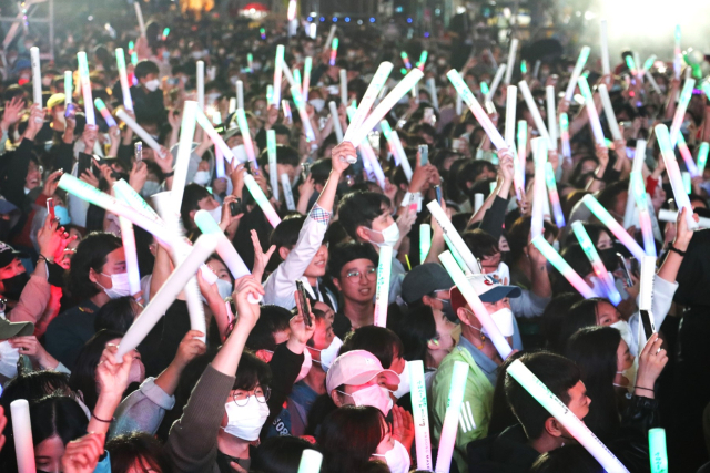 수천여명이 참석한 가운데 마스크EDM파티가 열린 안동탈춤축제장은 본격적인 축제 분위기로 알아 올랐다. 안동시 제공