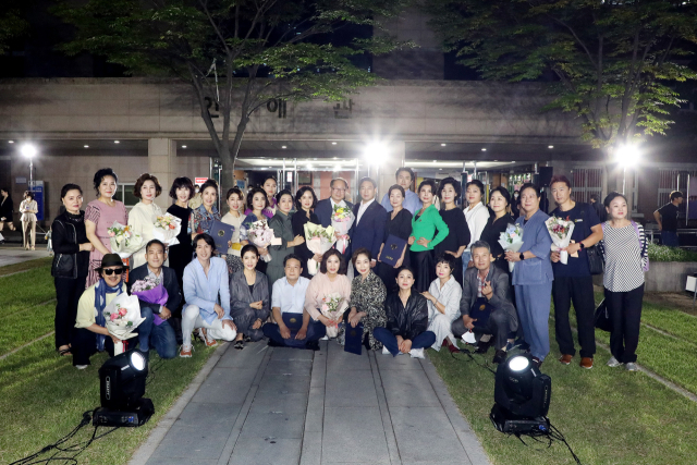 이재용 영남이공대 총장과 조재구 남구청장이 시니어 모델과 기념사진을 촬영하고 있다. 영남이공대 제공