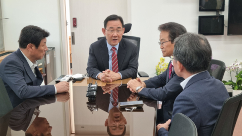 30일 서울 여의도 국회 국민의힘 원내대표실에서 주호영 원내대표와 강대식 의원, 김진열 군위군수 등 관계자들이 대구경북통합신공항 특별법, 군위 편입 법안의 국회 통과를 두고 협의하고 있다.