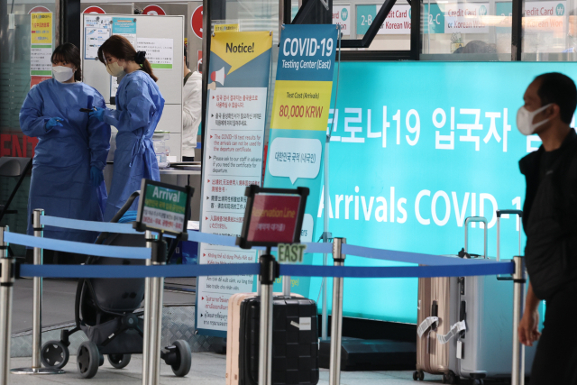 내달 1일부터 입국 1일차 유전자증폭(PCR) 검사 의무도 해제된다. 앞서 입국자 격리의무 해제, 입국 전 검사 해제가 시행된 데 이어 이번 조치로 국내 입국 관련 코로나19 방역 조치는 모두 사라지게 됐다. 사진은 해제 조치를 하루 앞둔 30일 오전 인천공항 입국자 전용 코로나19 검사센터의 모습. 연합뉴스