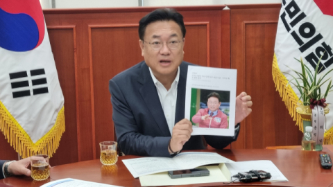 30일 대구시 관계자, 강대식 국민의힘 의원, 김진열 군위군수가 대구경북 신공항 특별법, 군위군 대구 편입 법안의 국회 통과 건의를 위해 방문한 자리에서 정진석 국민의힘 비상대책위원장이 매일신문 온라인 기사