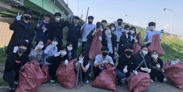 경운대 임상병리학과 학생들이 29일 포항 대송면 제내리 태풍 피해 복구현장에서 봉사활동을 펼치고 있다. 경운대 제공
