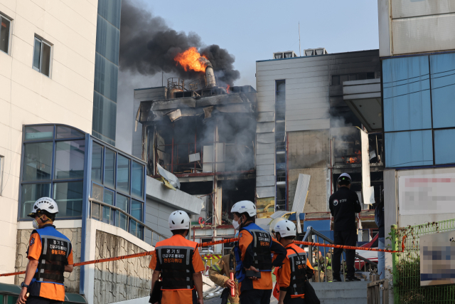 30일 오후 화재가 발생한 경기도 화성시의 한 제약회사 공장에서 소방관들이 진화작업을 하고 있다. 연합뉴스