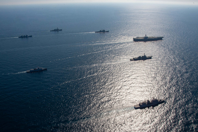 한미 연합 해상훈련에 참가한 한미 해군 함정들이 29일 동해상에서 기동훈련을 하고 있다. 연합뉴스