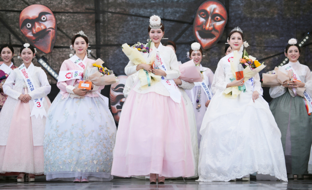 지난달 29일 안동한우홍보사절선발대회에서 이동화(가운데)씨가 진을 차지하고, 선에 박가인(왼쪽), 미에 김수연(오른쪽)씨가 각각 선발됐다. 안동시 제공