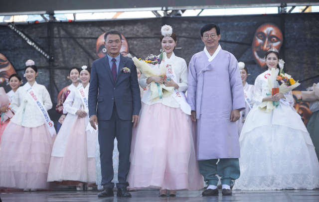 지난달 29일 안동한우홍보사절선발대회에서 진을 차지한 이동화씨와 남경필(왼쪽) 한우협회 안동시지부장, 이상학(오른쪽) 안동부시장과 기념촬영하고 있다. 안동시 제공