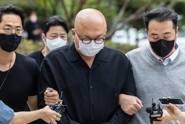 마약 투약 혐의를 받는 유명 작곡가와 사업가인 돈스파이크(본명 김민수)가 28일 오전 구속 전 피의자 심문(영장실질심사)을 받기 위해 서울 도봉구 서울북부지법에 출두하고 있다. 연합뉴스