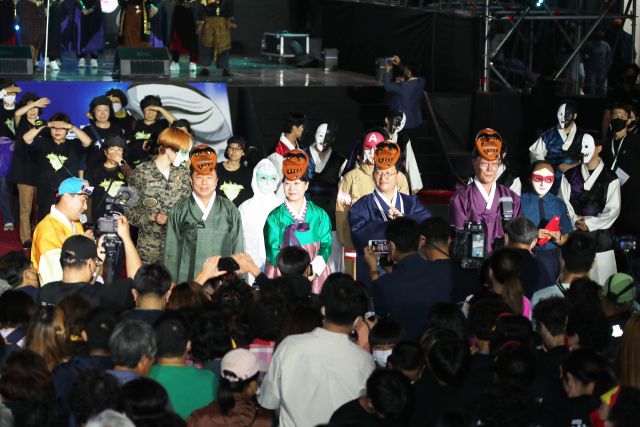 안동탈춤페스티벌 축제 현장에서 권기창 안동시장과 김형동 국회의원 등 내빈 들이 탈을 머리에 쓰고 등장해 관람객들에게 인사하고 있다. 엄재진 기자