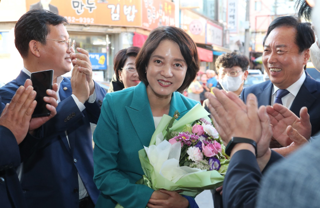 이영 중소벤처기업부 장관이 지난달 30일 경북 산업용 헨프규제자유 특구를 찾아 현장을 살피고, 기업 등 관계자들과의 간담회를 통해 헴프산업 활성화에 적극 지원할 것을 약속했다. 안동시 제공