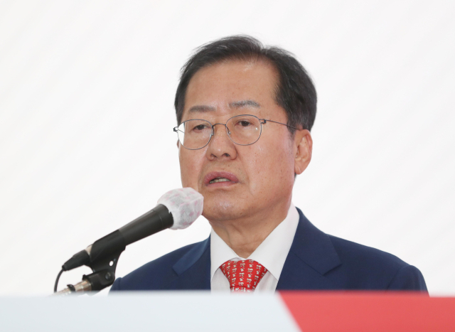 홍준표 대구시장이 30일 오후 대구 북구 엑스코에서 열린 국민의힘 대구시당 당원 교육에서 특강을 하고 있다. 연합뉴스