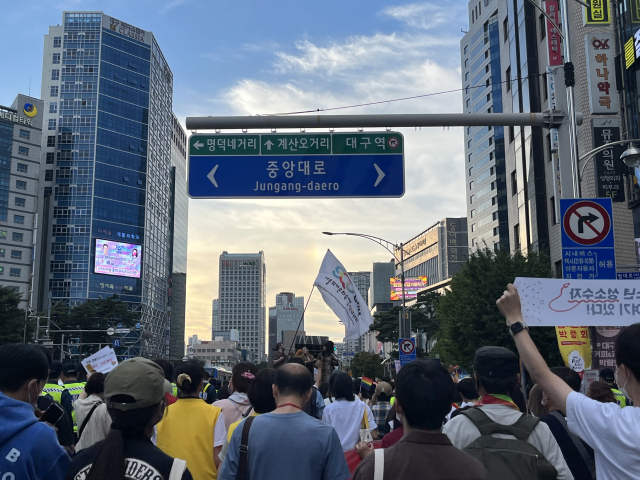 1일 오후 4시반 대중교통전용지구에서 대구퀴어문화축제 퍼레이드가 진행되고 있다. 김세연 기자