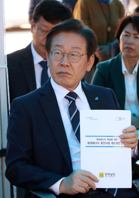 더불어민주당 이재명 대표가 지난 9월 30일 오후 전남 신안군 지도읍 내양리 태양광발전소에서 신안태양광사업에 관해 설명을 듣고 있다. 연합뉴스
