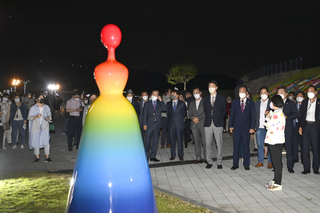 지난 2일 달성군 다사읍 강정고령보 디아크 광장에서 달성 대구현대미술제가 열렸다. 최재훈 달성군수, 서도원 달성군의회 의장, 미술단체 회원 등이 함께 전시작품을 감상하고 있다. 달성군 제공