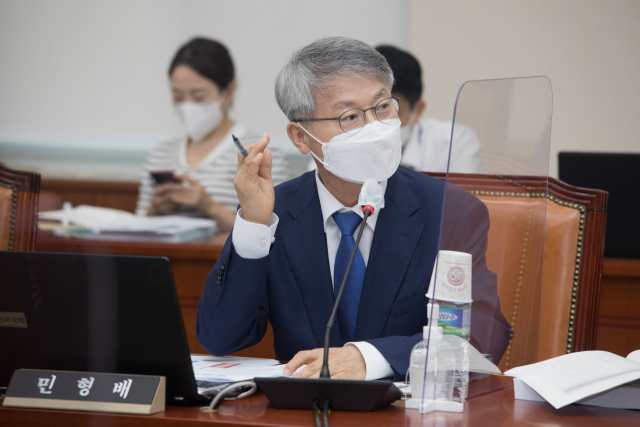 무소속 민형배 의원이 22일 서울 여의도 국회에서 열린 교육위원회 전체회의에서 장상윤 교육부 차관에게 질의하고 있다. 연합뉴스