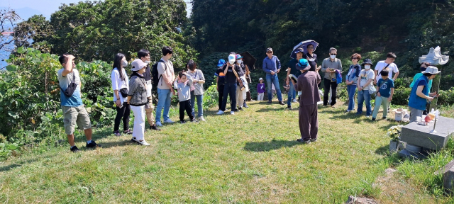 전남 여수에 있는 '만성리 형제묘'를 방문한 전교조 대구지부 답사팀. 만성리 형제묘는 만성리 학살지와 함께 널리 알려진 곳으로, 종산국민학교에 수용됐던 여순사건 부역혐의자들 중 125명이 1949년 1월 13일 이곳에서 총살돼 불태워졌다. 학살 후 시신을 찾을 방법이 없던 유족들이 죽어서라도 형제처럼 함께 있으라는 뜻에서 '형제묘'라는 이름을 지어줬다고 전해진다. 전교조 대구지부 제공