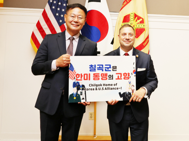 김재욱 칠곡군수와 브라이언 쇼흔 미 육군 대구기지사령관이 한미 동맹 리셉션에서 