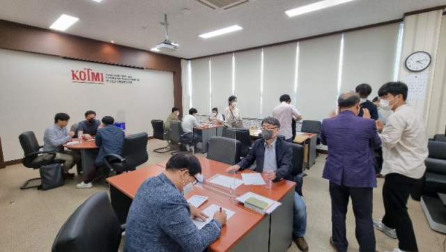 지난달 28일 열린 한국섬유기계융합연구원 기술이전 설명회에서 기술상담회가 진행되고 있다. 연구원 제공