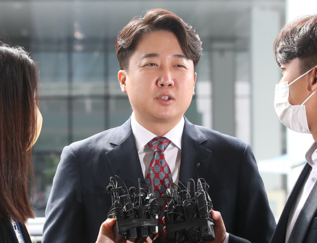 국민의힘 이준석 전 대표가 28일 서울 양천구 서울남부지방법원에서 열린 국민의힘 당헌 효력 정지 가처분 심문에 출석하며 입장을 밝히고 있다. 연합뉴스