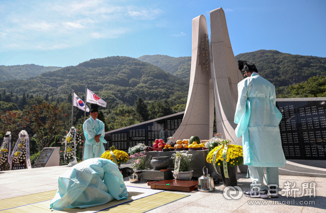 지난 1일 대구 달성군 가창면 10월항쟁위령탑에서 열린 '10월 항쟁 76주기·한국전쟁전후 민간인희생자 72주기 합동위령제'에서 유족이 분향재배를 하고 있다. 안성완 기자 asw0727@imaeil.com