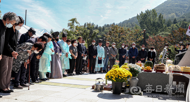 1일 대구 달성군 가창면 10월항쟁위령탑에서 열린 '10월 항쟁 76주기·한국전쟁전후 민간인희생자 72주기 합동위령제'에서 유족들이 합동 재배를 올리고 있다. 안성완 기자 asw0727@imaeil.com