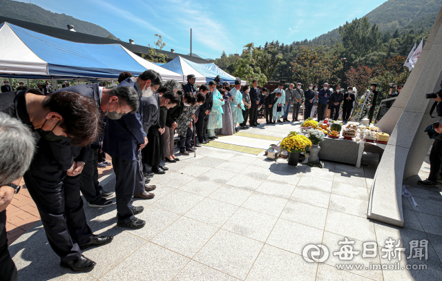 1일 오전 대구 달성군 가창면 10월항쟁위령탑에서 열린 '10월 항쟁 76주기·한국전쟁전후 민간인희생자 72주기 합동위령제'에서 유족들이 영령들에 대한 합동 재배를 올리고 있다. 안성완 기자 asw0727@imaeil.com