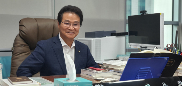 김용판 국민의힘 대구시당위원장이 지난달 30일 서울 여의도 국회의원회관 자신의 사무실에서 인터뷰를 진행하고 있다. / 유광준 기자 june@imaeil.com