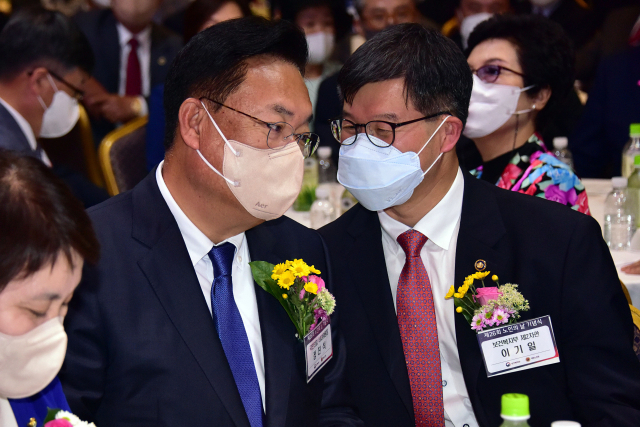 국민의힘 정진석 비상대책위원장과 보건복지부 이기일 제2차관이 30일 서울 용산구 백범김구기념관에서 열린 제26회 노인의날 기념식에서 대화하고 있다. 연합뉴스