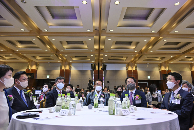 30일 서울 용산구 백범김구기념관에서 열린 제26회 노인의날 기념식에서 국회 보건복지위원회 정춘숙 위원장과 국민의힘 정진석 비상대책위원장, 보건복지부 이기일 제2차관, 김호일 대한노인회 회장, 강승규 대통령비서실 시민사회수석, 더불어민주당 조정식 사무총장 등이 참석해 있다. 연합뉴스