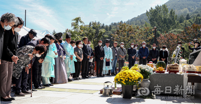 1일 대구 달성군 가창면 10월항쟁위령탑에서 열린 '10월 항쟁 76주기·한국전쟁전후 민간인희생자 72주기 합동위령제'에서 유족들이 합동 재배를 올리고 있다. 안성완 기자 asw0727@imaeil.com