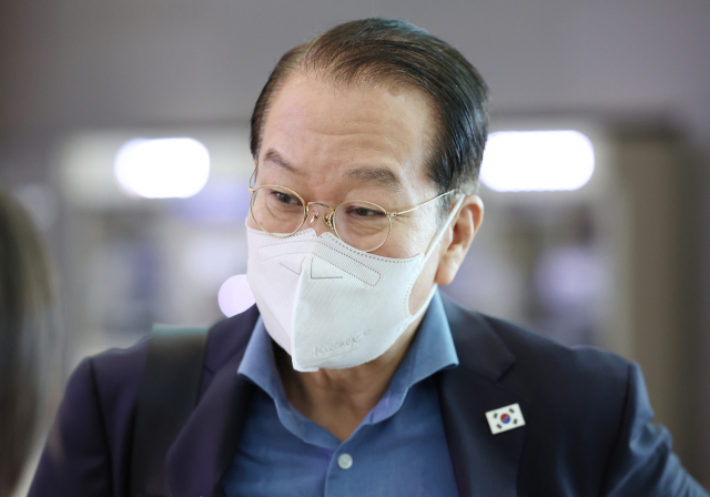 독일 통일 32주년 기념행사에 참석하는 권영세 통일부 장관이 2일 오전 인천국제공항 제2터미널을 통해 출국하기 전 취재기자의 질문에 답하고 있다. 연합뉴스