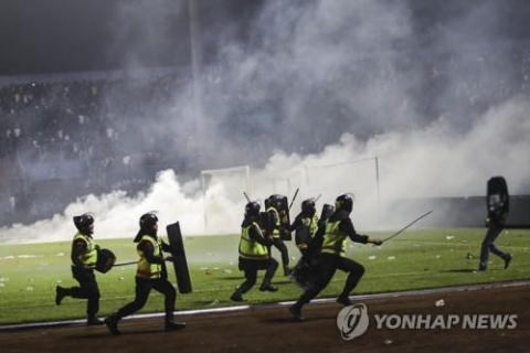 1일(현지시간) 밤 인도네시아 동부 자바주 말랑 리젠시에서 열린 축구 경기에서 홈팀인 
