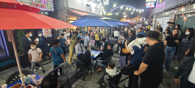 낙동강변 탈춤축제장을 벗어나 25년만에 도심 거리형 축제로 마련됐던