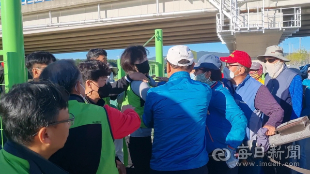 지난 1일 포항 곡강파크골프장 운영에 불만을 품은 기존 클럽 회원들이 포항시설관리공단 관계자들과 승강이를 벌이고 있다. 매일신문DB