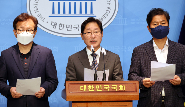 3일 오전 국회 소통관에서 더불어민주당 윤석열 정권 정치탄압대책위원회 박범계 위원장이 최근 감사원의 문재인 전 대통령 서면조사에 대한 규탄 기자회견을 하고 있다. 연합뉴스