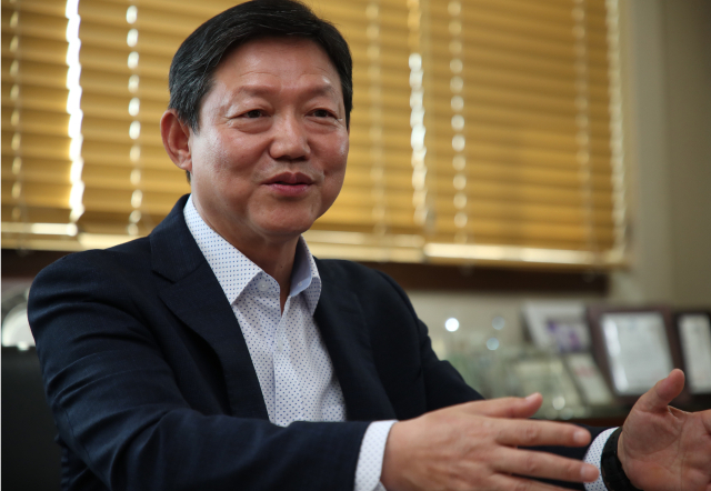 김영호 ㈜영진하이텍 대표이사(구미중소기업협의회장)가 신뢰의 경영 철학에 대해 이야기를 하고 있다. 안성완 기자 asw0727@imaeil.com