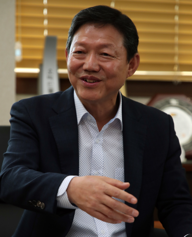 김영호 ㈜영진하이텍 대표이사(구미중소기업협의회장)가 신뢰의 경영 철학에 대해 이야기를 하고 있다. 안성완 기자 asw0727@imaeil.com
