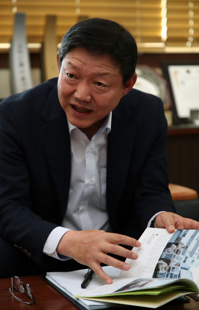 김영호 ㈜영진하이텍 대표이사(구미중소기업협의회장)가 신뢰의 경영 철학에 대해 이야기를 하고 있다. 안성완 기자 asw0727@imaeil.com