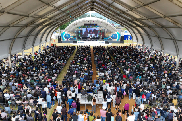 엑스포 주무대에서 펼쳐진 공연을 보기 위해 구름 인파가 몰렸다. 영주시 제공
