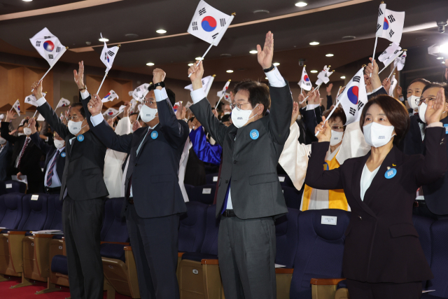 한덕수 국무총리와 참석자들이 3일 정부서울청사에서 열린 개천절 경축식에 참석해 만세삼창을 하고 있다. 연합뉴스