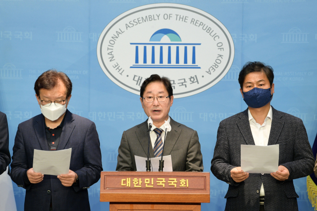 3일 오전 국회 소통관에서 더불어민주당 윤석열 정권 정치탄압대책위원회 박범계 위원장이 소속 의원들과 함께 최근 감사원의 문재인 전 대통령 서면조사에 대한 규탄 기자회견을 하고 있다. 연합뉴스